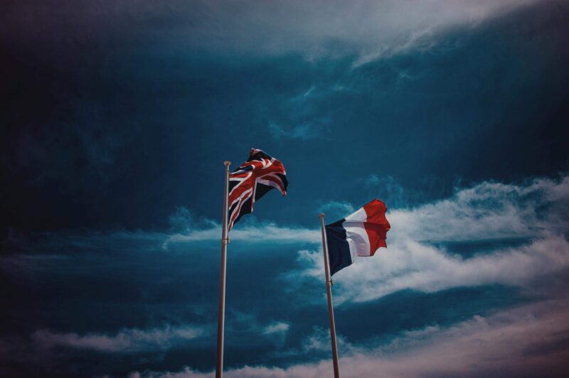 The waving flags of the UK and France, the countries that participated in the 7 Years War